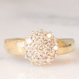 Anello a fiore con fede in oro giallo 14K con diamanti di taglio brillante (1ctw ca.), anni ‘80
