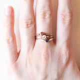 Anello “triplo” antico in oro giallo 14K con pietra imitazione di rubino, diamante di taglio vecchia miniera (0.18ct ca.) e zaffiro, anni ‘10/‘20