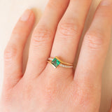 Anello vintage in oro giallo 9K con pasta di vetro verde e diamanti, anni ‘90
