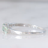 Trilogy vintage in oro bianco 9K con zaffiri verde sintetici (0.80ctw ca.) e diamanti, anni ‘90
