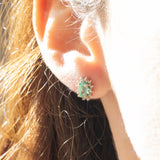 Orecchini a margherita in oro giallo 9K con smeraldi (0.80ctw ca.) e diamanti (0.12ctw ca.), anni ‘70/‘80