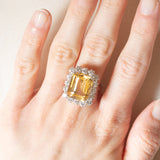Anello a margherita vintage in oro bianco 18K con quarzo citrino (9.50ct ca.) e diamanti di taglio brillante (1.60ctw ca.), anni ‘60