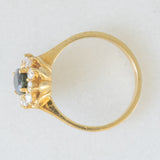 Anello a margherita vintage in oro giallo 18K con zaffiro (0.70ct ca.) e diamanti di taglio brillante (0.40ctw ca.), anni ‘80/‘90