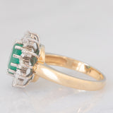 Anello a margherita vintage in oro giallo e bianco 14K con smeraldo (1.75ct ca.) e diamanti di taglio brillante (0.72ctw ca.), anni ‘70