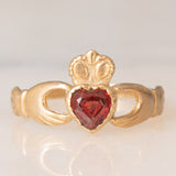 Anello Claddagh in oro giallo 9K e granato di taglio a cuore (0.45ct ca.), anno 1990