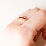 Anello vintage a “V” in oro giallo 18K con rubini (0.24ctw ca.) e con diamanti (0.30ctw ca.), anni ‘70/‘80
