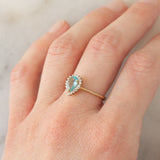 Anello a margherita a goccia in oro giallo 9K con apatite (0.59ct) e zirconi bianchi