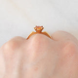 Solitario vintage in oro giallo 9K con zaffiro arancione sintetico (0.56ct)