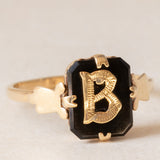 Anello antico in oro giallo 9K con onice e con lettera “B”, anni ‘30