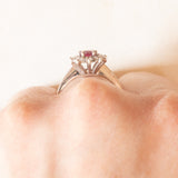 Anello a margherita vintage francese in oro bianco 18K con rubino (0.45ct ca.) e diamanti (0.16ctw ca.), anni ‘70/‘80