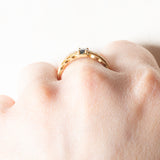 Anello vintage in oro giallo 18K con zaffiro (0.30ct ca.) e diamanti (0.08ctw ca.), anni '70