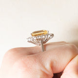Anello a margherita vintage in oro bianco 18K con quarzo citrino (9.50ct ca.) e diamanti di taglio brillante (1.60ctw ca.), anni ‘60