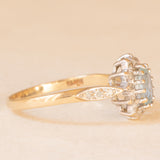 Anello a margherita in oro giallo e bianco 9K con acquamarina (0.40ct ca.) e diamanti (0.18ctw ca.), anni ‘80