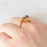 Toi et Moi francese vintage in oro giallo 18K con zaffiri di taglio smeraldo (0.80ct ca.) e diamanti di taglio brillante (0.20ct ca.), anni ‘70