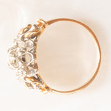 Anello vintage in oro giallo e bianco 18K con diamante centrale di taglio brillante (0.10ct ca.) e diamanti laterali di taglio rosetta, anni ‘40/‘50
