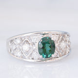 Anello a fascia in platino con tormalina verde (1.13ct) e diamanti (0.38ctw) e con lavorazioni a traforo, anni '90/anni '2000
