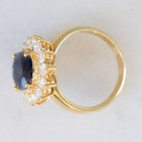 Anello a margherita vintage in oro giallo 18K con zaffiro (4.40ct ca.) e diamanti di taglio brillante (1.68ctw ca.), anni ‘70/‘80