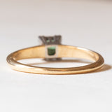 Anello solitario in oro giallo e bianco 14K con cromodiopside, anni ‘60/‘70