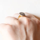 Anello antico in oro giallo 14K con smalti neri e perlina bianca, primi del ‘900