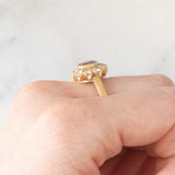 Anello a margherita vintage in oro giallo 18K con zaffiro rosa (1.70ct ca.) e diamanti di taglio brillante (1ctw ca.), anni ‘60/‘70