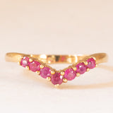 Anello a “V” vintage in oro giallo 9K con rubini sintetici (0.35ctw ca.), anno 2001