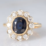 Anello a margherita vintage in oro 18K con zaffiro (1.10ct ca.) e diamanti di taglio brillante (0.50ctw ca.), anni ‘60