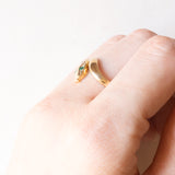 Anello a serpente vintage in oro giallo 18K con smeraldi e diamante di taglio brillante (0.02ct ca.), anni ‘70