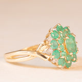 Anello a fiore vintage in oro giallo 14K con smeraldi (2ctw ca.) e diamanti (0.10ctw ca.), anni ‘70/‘80