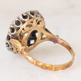 Anello a margherita vintage in stile antico in oro giallo 18K e argento con zaffiri (1ctw ca.) e diamanti di taglio rosetta (0.12ctw ca.), anni ‘60/‘70