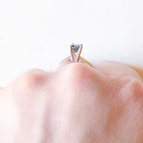 Solitario vintage in oro bianco 14K con diamante blu trattato di taglio brillante (0.45ct ca.), anni ‘90