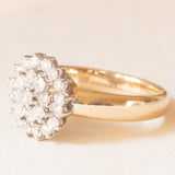 Anello a fiore vintage in oro giallo e bianco 14K con diamanti di taglio brillante (0.93ctw ca.), anni ‘60/‘70