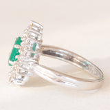 Anello ballerina in oro bianco 18K con smeraldo (0.70ct ca.) e diamanti di taglio brillante e di taglio baguette (0.82ctw ca.), anni ‘60/‘70