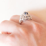 Anello vintage in oro bianco 18K con zaffiro (0.50ct ca.) e diamanti di taglio brillante (0.36ctw ca.), anni ‘50/‘60