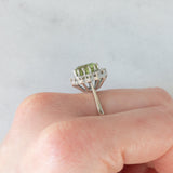 Anello a margherita vintage in oro bianco 14K con peridoto verde (2.60ct ca.) e diamanti di taglio brillante (0.36ctw ca.), anni ‘70/‘80