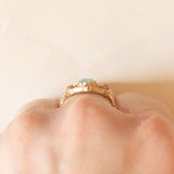 Anello vintage in stile antico in oro giallo 9K con opale (0.20ct ca.) e rubini sintetici (0.30ctw ca.), anni ‘80