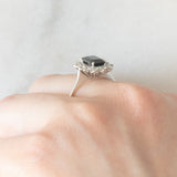 Anello a margherita vintage in oro bianco 18K con zaffiro e diamanti di taglio brillante (0.24ctw ca.), anni ‘70