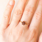 Anello a fiore vintage in oro giallo 8K con granati (0.35ctw ca.), anni ‘50/‘60