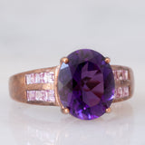 Anello da cocktail vintage in oro rosa 9K con ametista (3.30ct ca.) e zaffiri rosa sintetici (0.53ctw)