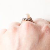 Anello a margherita in oro bianco 18K con perla bianca e diamanti (0.08ctw ca.), anni ‘50/‘60