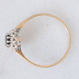 Anello a margherita vintage in oro giallo e bianco 9K con zaffiro (0.30ct ca.) e diamanti (0.10ctw ca.), anni ‘80