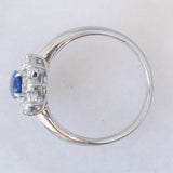 Anello a margherita vintage in platino con zaffiro (0.53ct) e diamanti (0.32ctw), anni ‘90