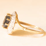 Anello a margherita vintage in oro giallo e bianco 9K con zaffiro (1.40ct ca.) e diamanti, anni ‘70