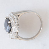 Anello a margherita vintage in platino con zaffiro (4.74ct) e diamanti (0.86ctw), anni ‘80