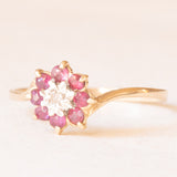 Anello a margherita vintage in oro giallo e bianco 9K con rubini sintetici (0.32ctw ca.) e diamante, anno 1962