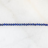 Collana moderna con filo di vetri blu e con pendente in oro giallo 18K con lapislazzuli, smeraldo e diamante