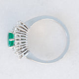 Anello vintage in oro bianco 18K con smeraldo (0.68ct ca.) e diamanti di taglio brillante (0.89ctw ca.), anni ‘70