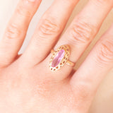 Anello vintage in oro giallo 14K con zaffiro rosa sintetico (1.60ct ca.), anni ‘70