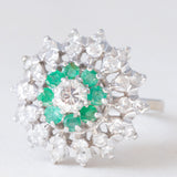 Anello vintage a fiore in oro bianco 18K con smeraldi (0.40ctw ca.) e diamanti di taglio brillante (1.20ctw ca.), anni ‘60/‘70