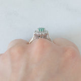 Anello a margherita vintage in oro bianco 14K con smeraldo (0.40ct ca.) e diamanti di taglio brillante (0.20ctw ca.), anni ‘80