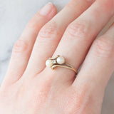 Trilogy vintage in oro giallo 9K con perle bianche e diamante di taglio huit-huit, anni ‘50/‘60
